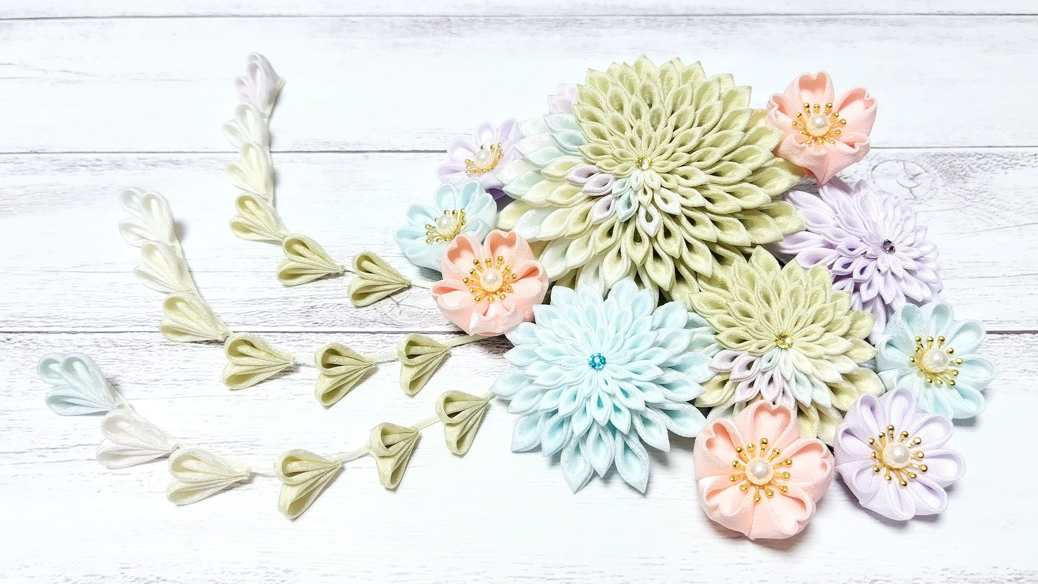 つまみ細工の髪飾り ヘアコームとＵピン １２点セット【黄緑·水色·紫·ピンク】