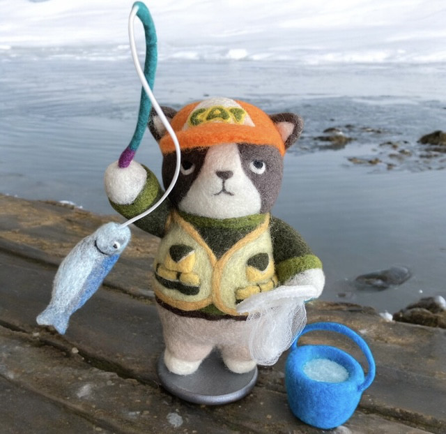 羊毛フェルト　釣りをするおじネコ　釣れたぞーー！！