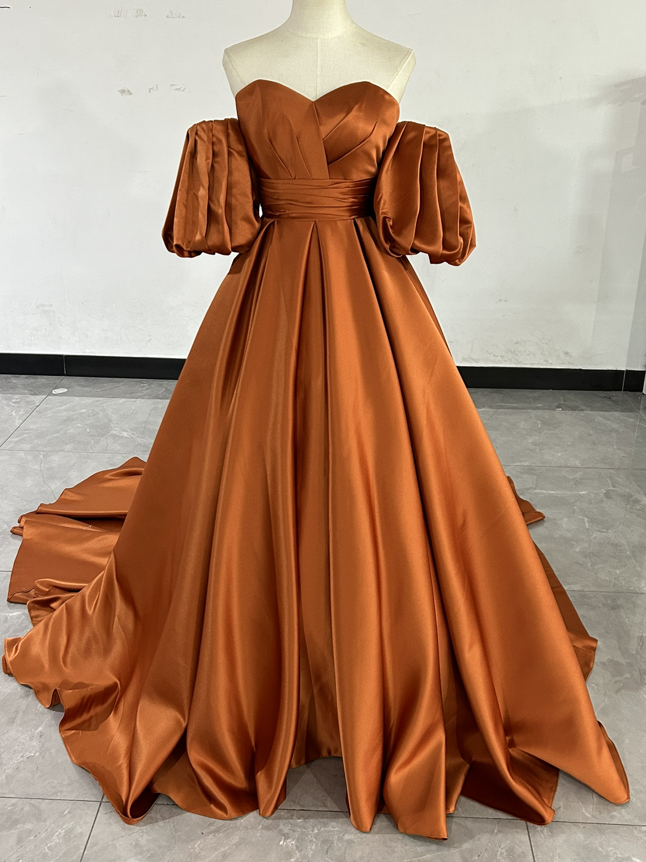 カラードレス テラコッタ色 光沢サテン ベアトップ 取り外し袖 エレガント 花嫁