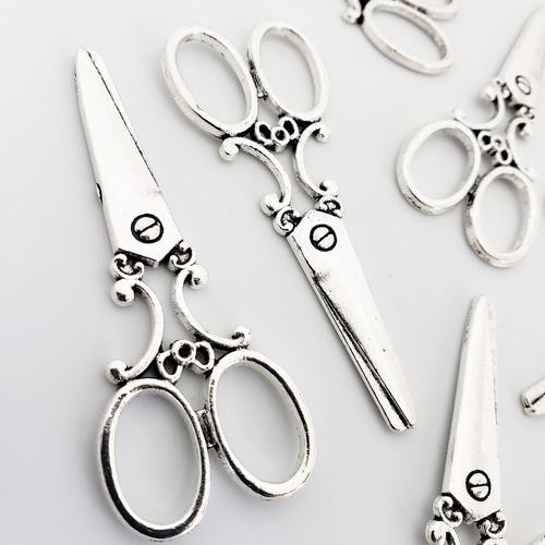 6個 ハサミ はさみ 鋏 大ぶり チャーム パーツ/アンティークシルバー