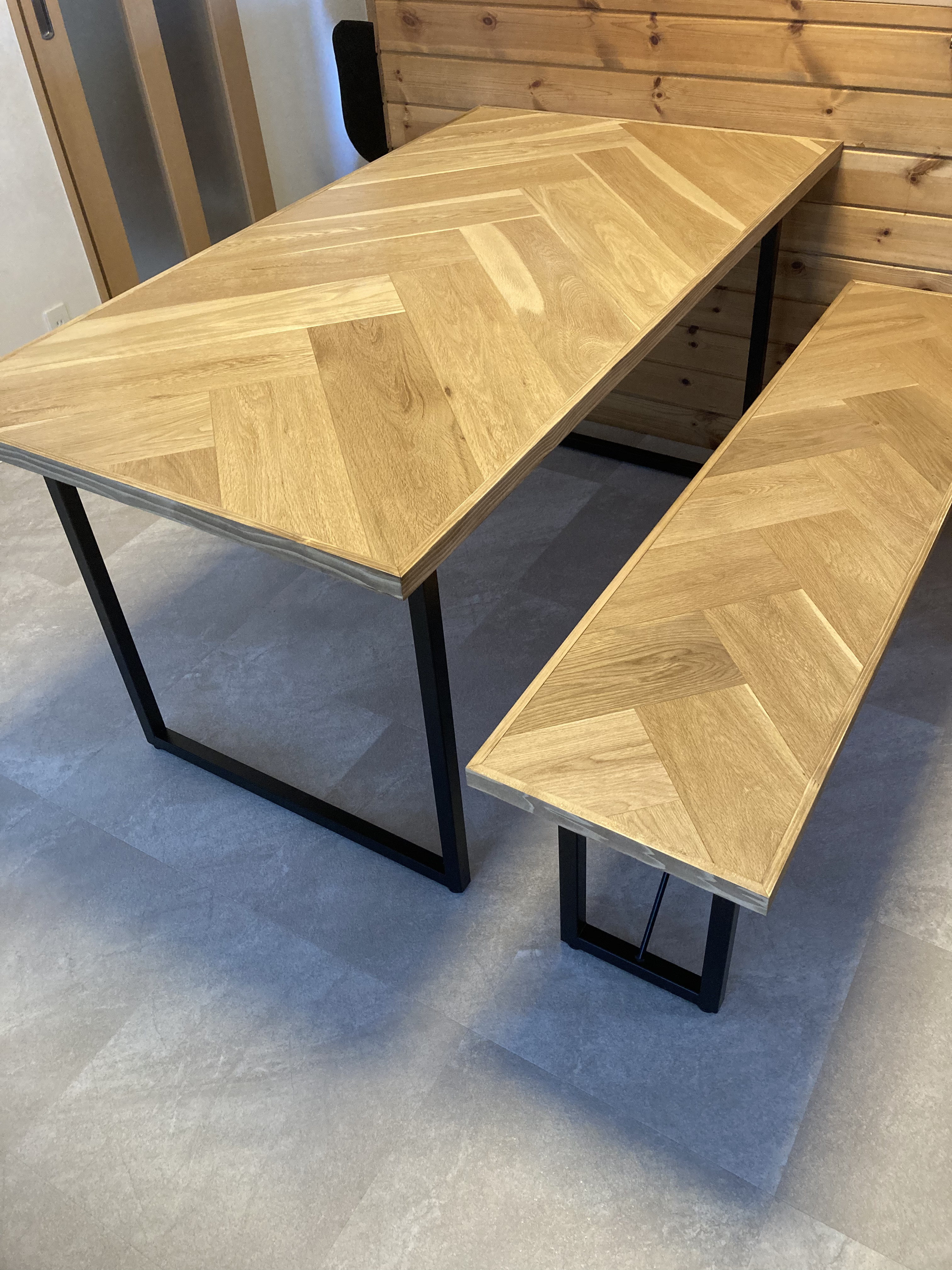 ハンドメイド ヘリンボーンデザイン テーブルとベンチセット