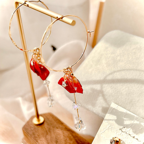 ギフト無料◇バラ 本物の花びら ピアス 赤薔薇のフープピアス 赤