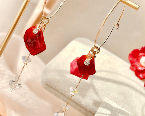 薔薇の花びら♡華奢なシンプルサークルフープのピアス／イヤリング ふわり＊ホワイトフラワー＊花びらピアス2・イヤリング・前撮り