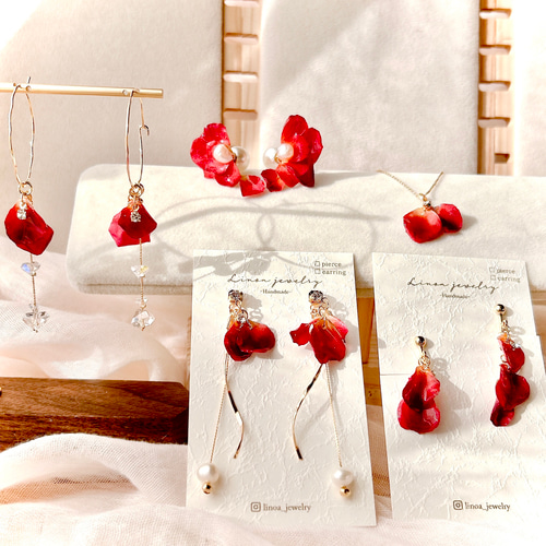 薔薇の花びら♡華奢なシンプルサークルフープのピアス／イヤリング ふわり＊ホワイトフラワー＊花びらピアス2・イヤリング・前撮り