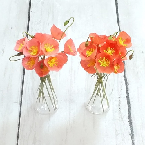 元気になるオレンジポピーとお花達 こんな風に、1つのポピーの植物に2つの異なる色の花が咲く原因は何です