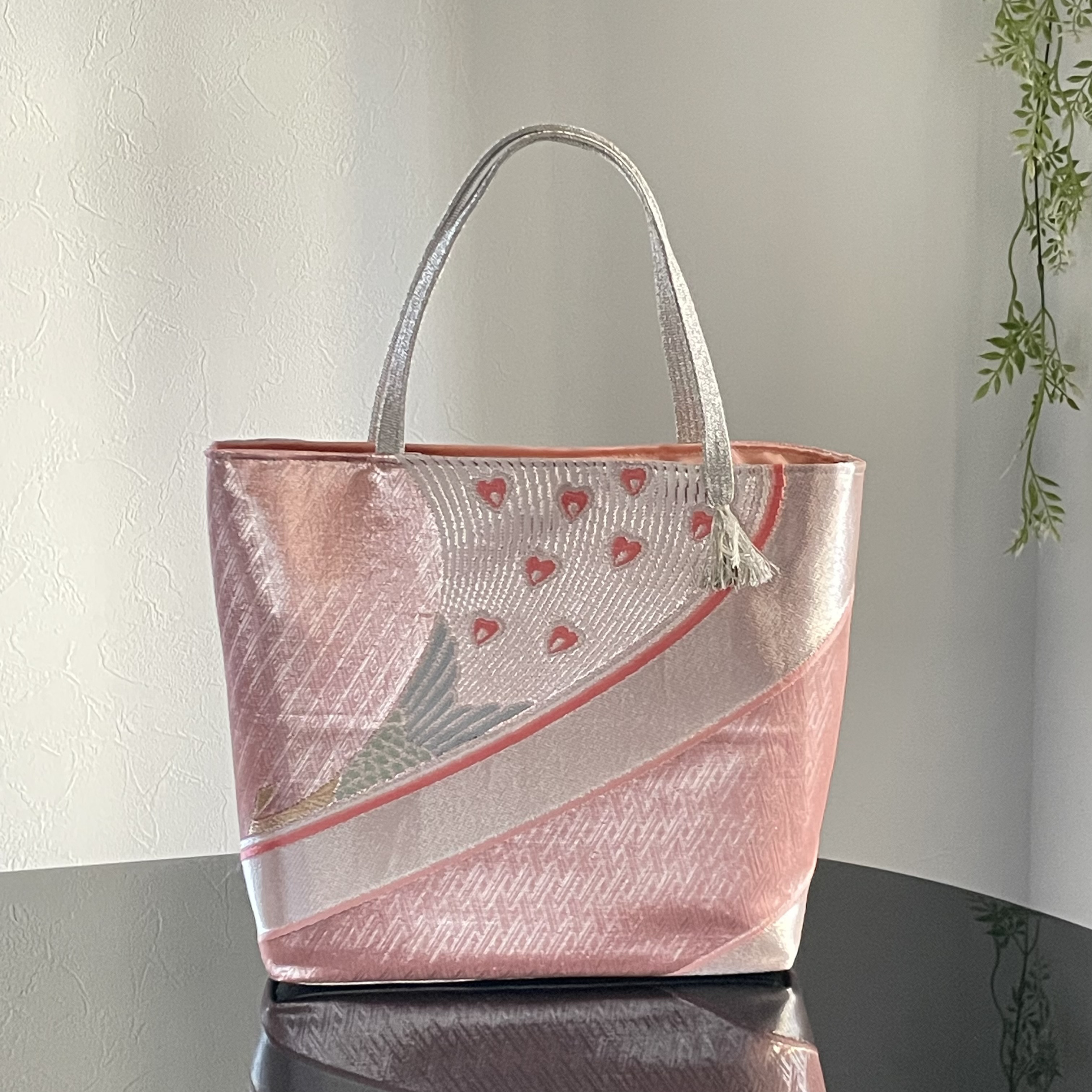 帯リメイクバッグ　孔雀の羽モチーフ　ピンク　Mサイズ　和装バッグ　帯バッグ