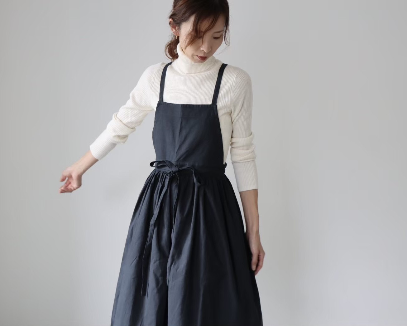 そのままお出かけリネンエプロン／おうち時間もお洒落に過ごす柔らかコットンリネンヴィンテージ加工ギャザーエプロン／ブラック