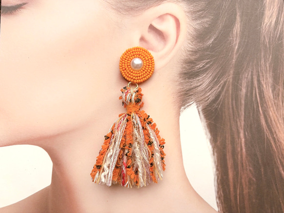 【販売終了】mixタッセル/ビーズモチーフイヤリング(オレンジ) 3枚目の画像