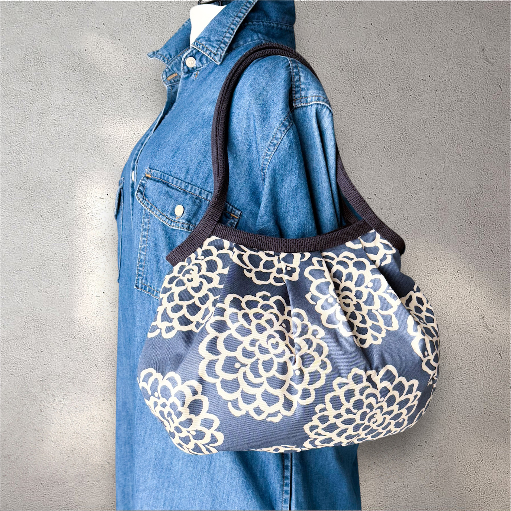 コロンと可愛いショルダーグラニーバッグ　北欧調　ダリア柄　スチールブルー　◎選べる2サイズ