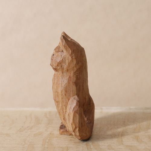 ただ立ち尽くす猫」木彫り 木製 ネコの置物 インテリア雑貨（木材