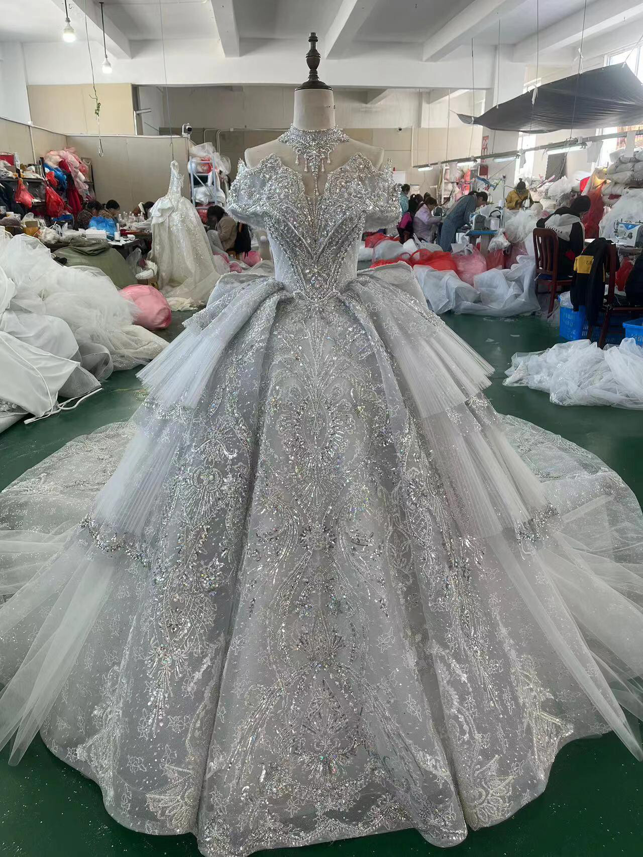 夏秋ベストセラー　オフショルダー　豪華なウェディングドレス　二の腕を隠せる　たっぷりビジュー　フレアスカート　ブライダル 52,014円