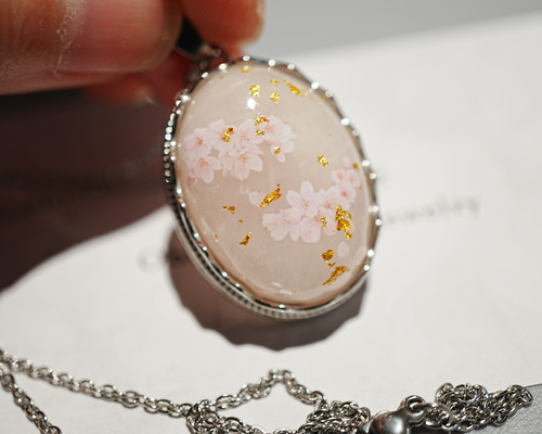 春の超早割2026 天然石ローズクォーツと桜、金沢箔のペンダント 24k