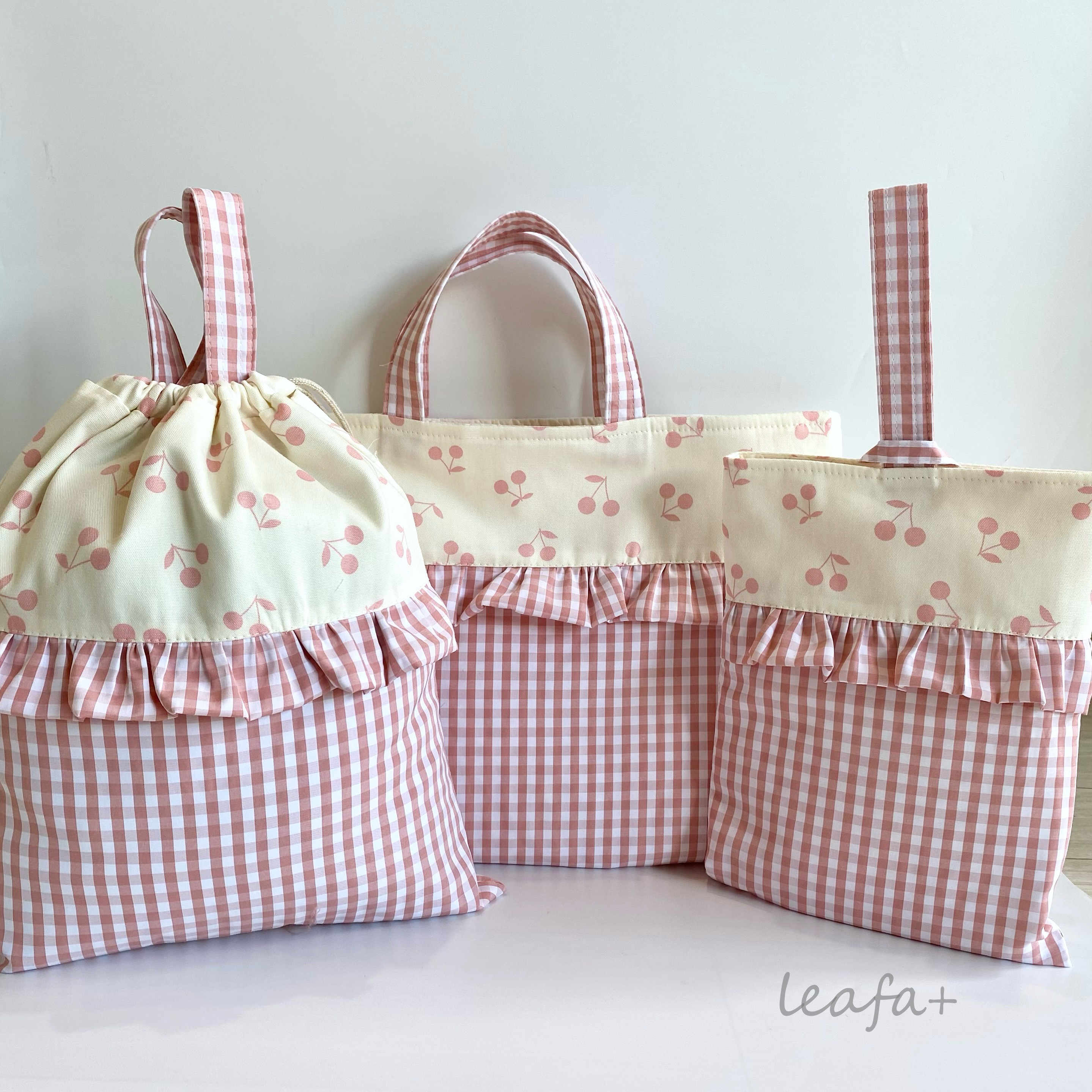 入園入学3点セット　フリルとチェック×さくらんぼ　レッスンバッグ・シューズケース・巾着