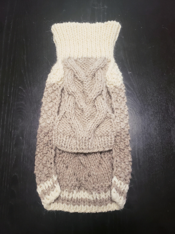 犬服♪ざっくりとしたハート模様のタートルネック手編みセーター リード通し穴有り(小型犬S～SM) 4枚目の画像