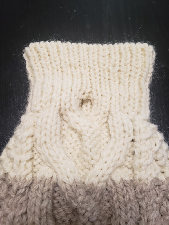 犬服♪ざっくりとしたハート模様のタートルネック手編みセーター リード通し穴有り(小型犬S～SM) 5枚目の画像