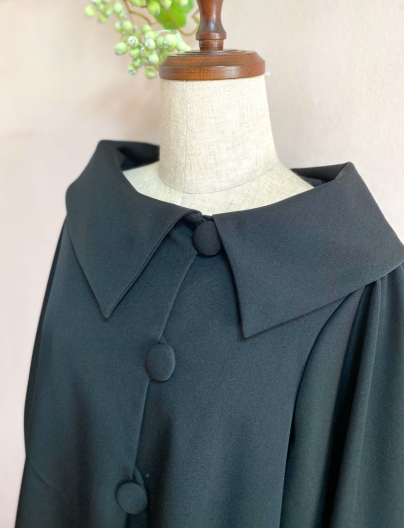 《大きいサイズ》フォーマル　クラシカルカラーのボタンＡラインワンピース　ブラック　Ｌ•ＬＬ•１３号