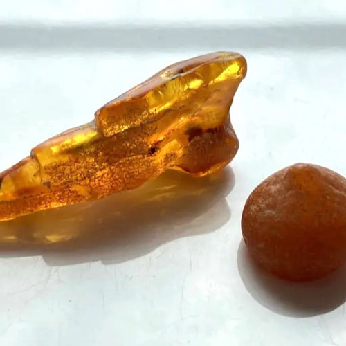 ラトビア琥珀 虫入り琥珀と宝珠のような形の琥珀原石 2個セット＋