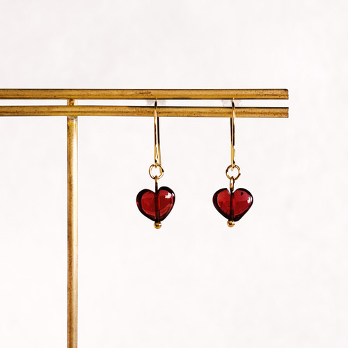 ハートのガーネット ピアス 天然石 1月 誕生石 赤 お守り サージカル