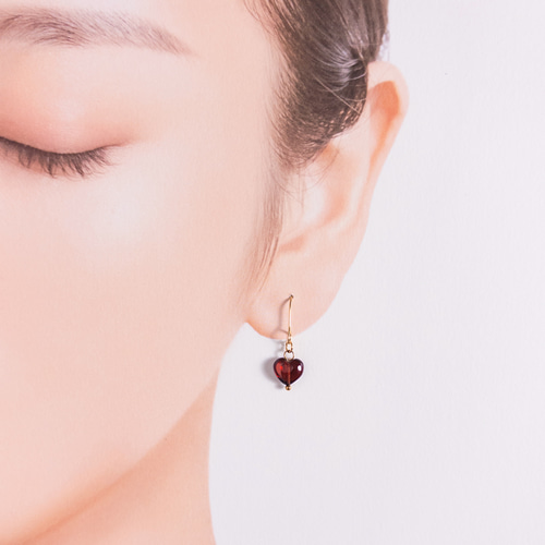 ハートのガーネット ピアス 天然石 1月 誕生石 赤 お守り サージカル