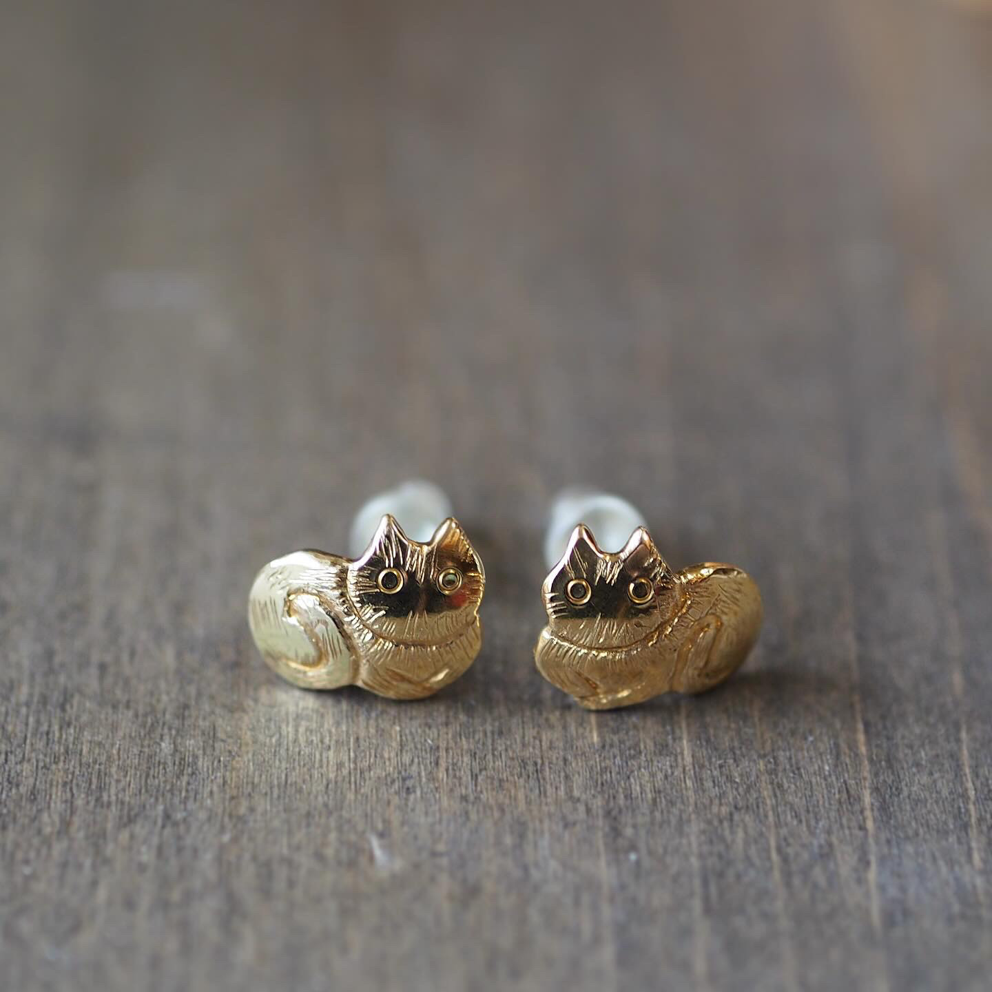 ＊猫と遊ぶ＊香箱座り・猫ピアス（brass)