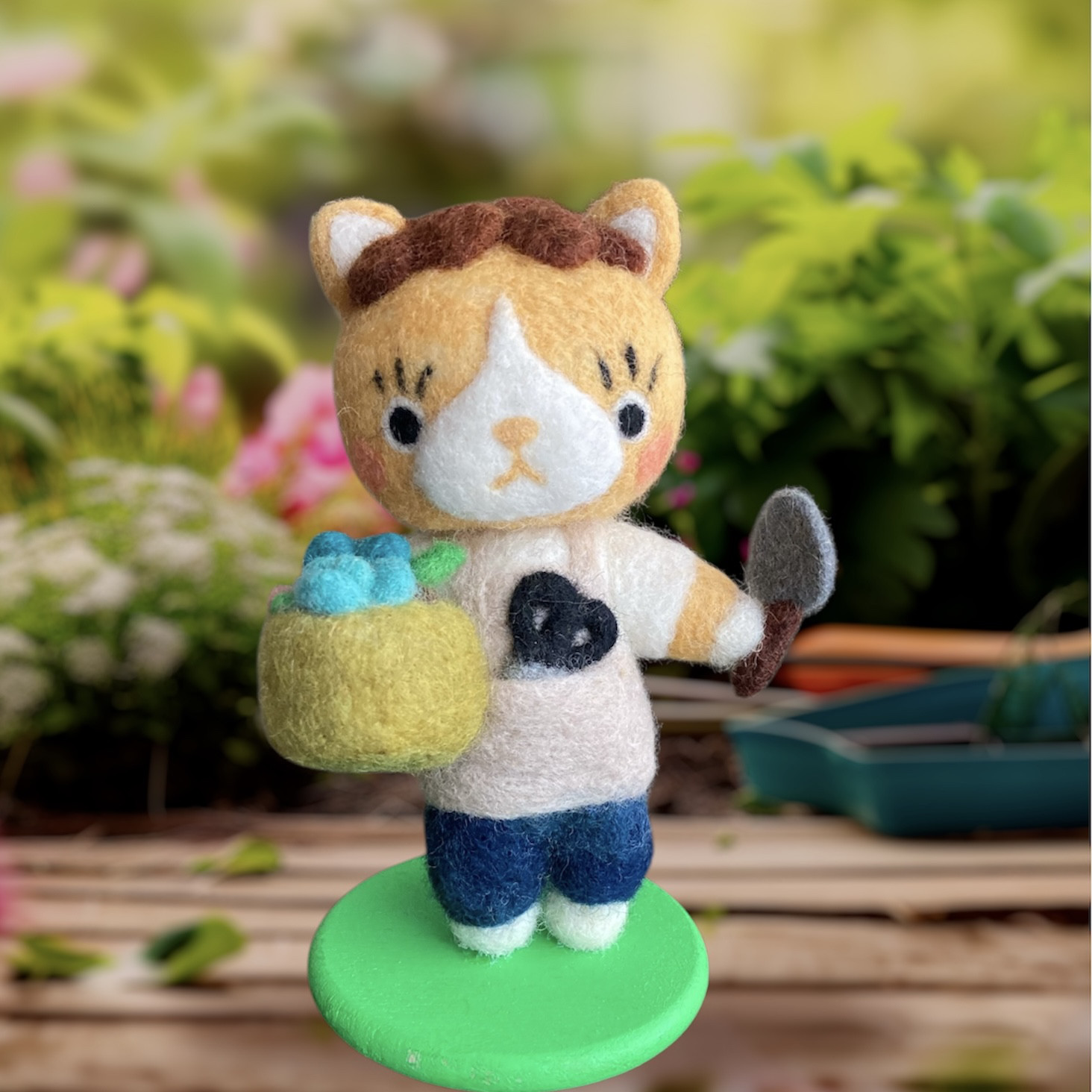 羊毛フェルト　ガーデニングが大好きなおばちゃんネコ