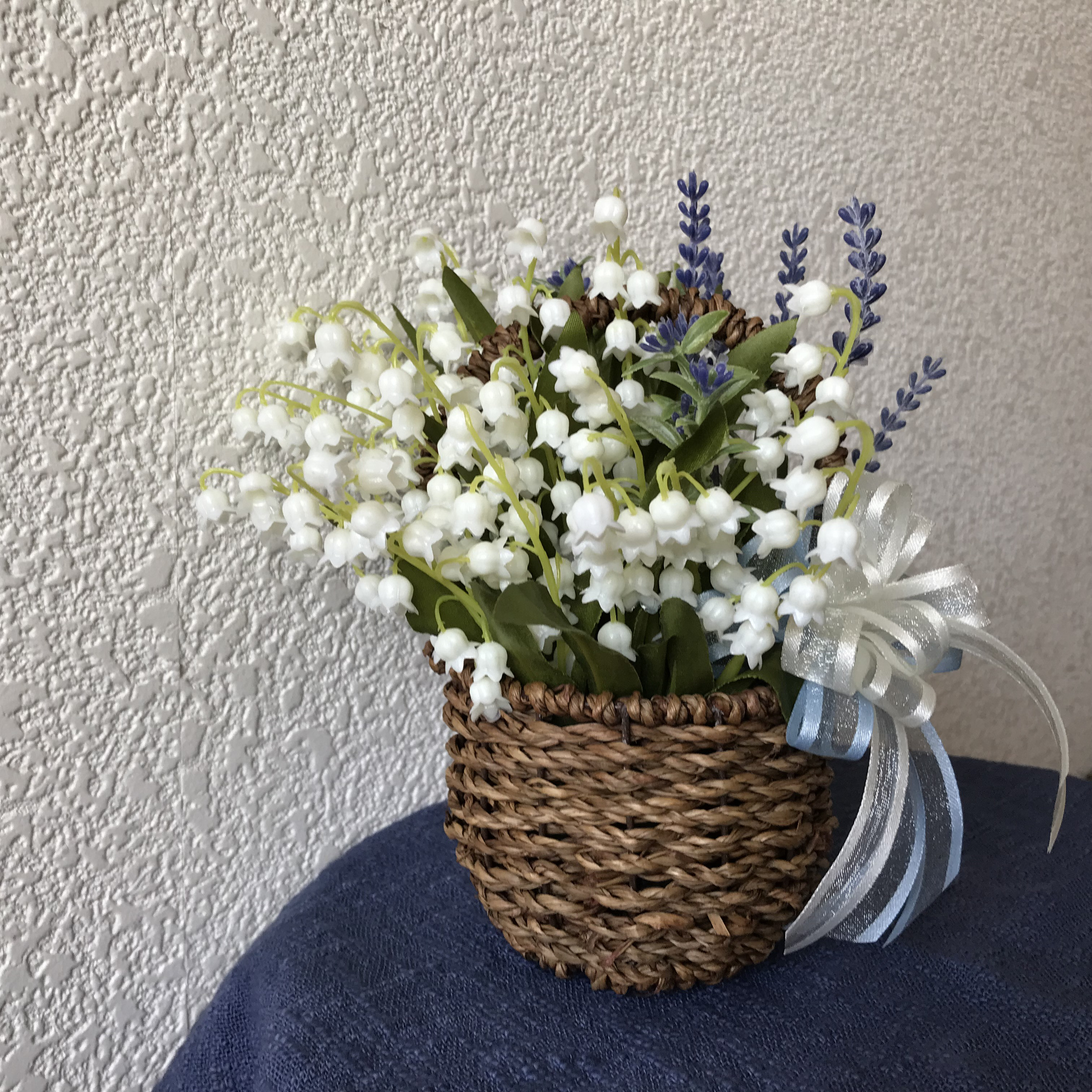 《再販》春先からのスズランとラベンダーの爽やかバスケットアレンジSサイズ（受注制作）