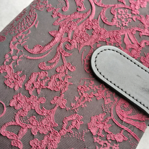 浮き出る赤刺繍 一緒にお出かけアクスタケース 黒ベース 手帳
