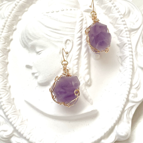 ラベンダーアメジスト薔薇とブラックスピネルのピアス ラベンダー