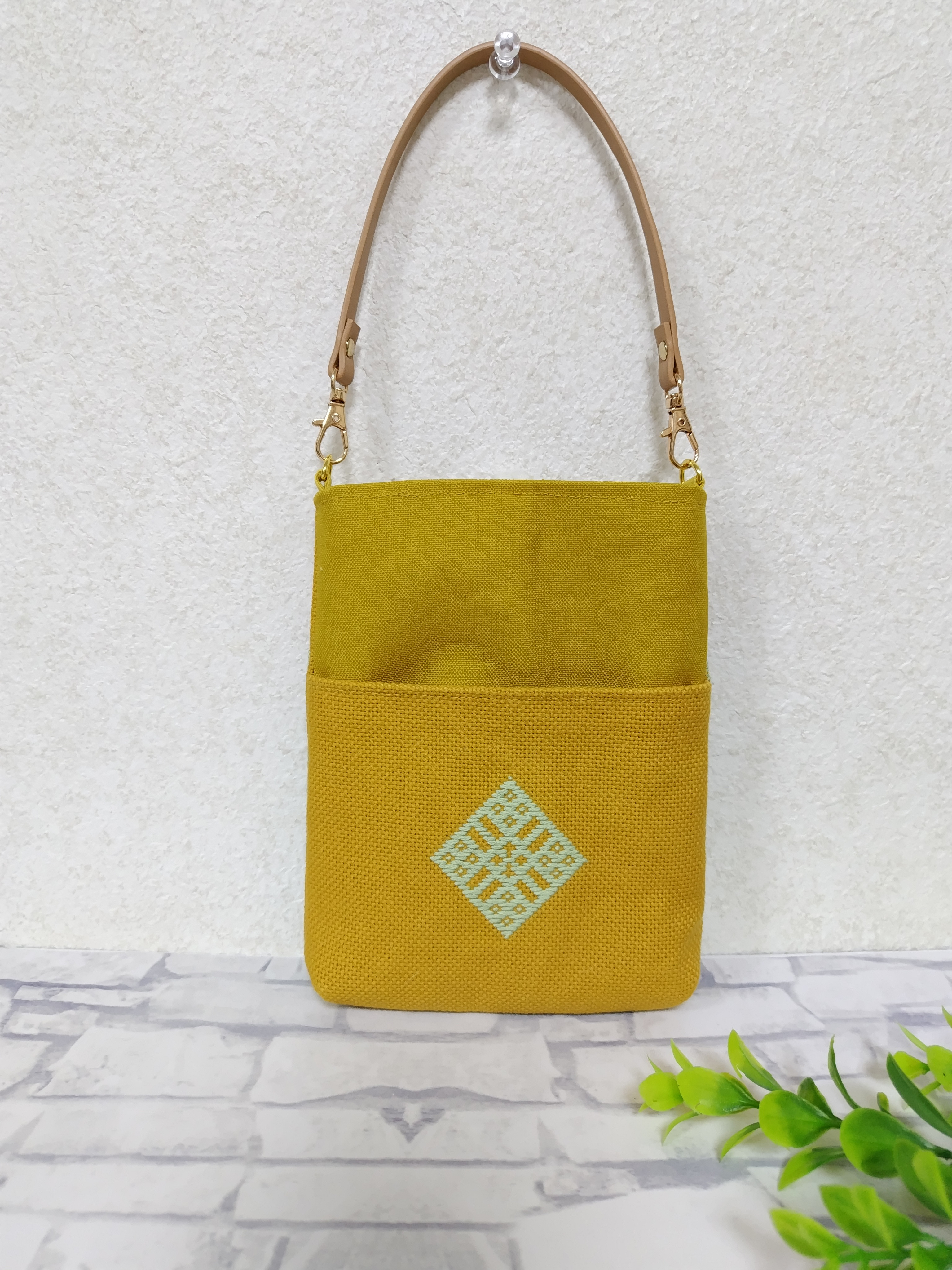 【受注制作】こぎん刺し　スマホホルダー　スマホショルダー　スマホポシェット　スマホポーチ　カラシ　和風