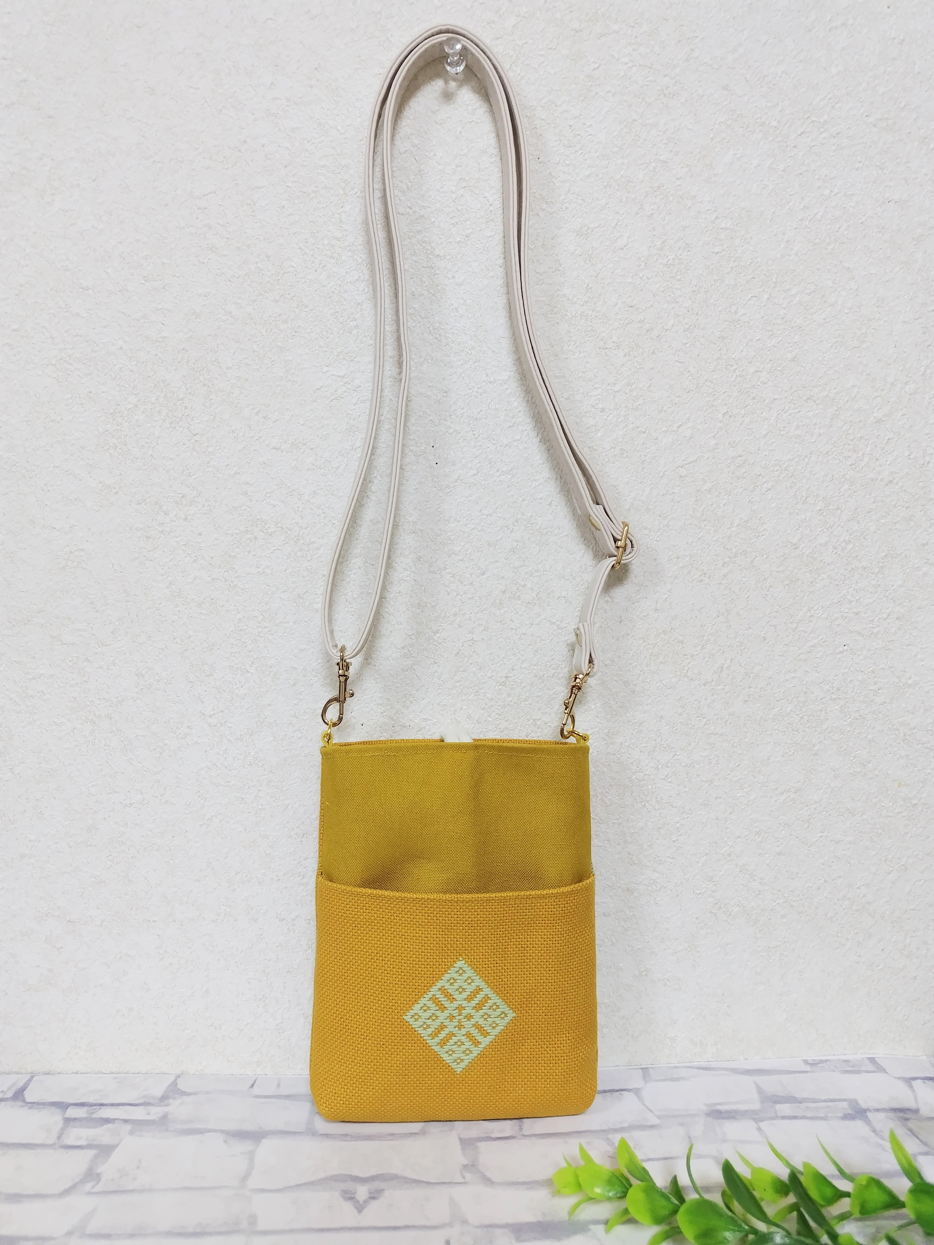 【受注制作】こぎん刺し　スマホホルダー　スマホショルダー　スマホポシェット　スマホポーチ　カラシ　和風