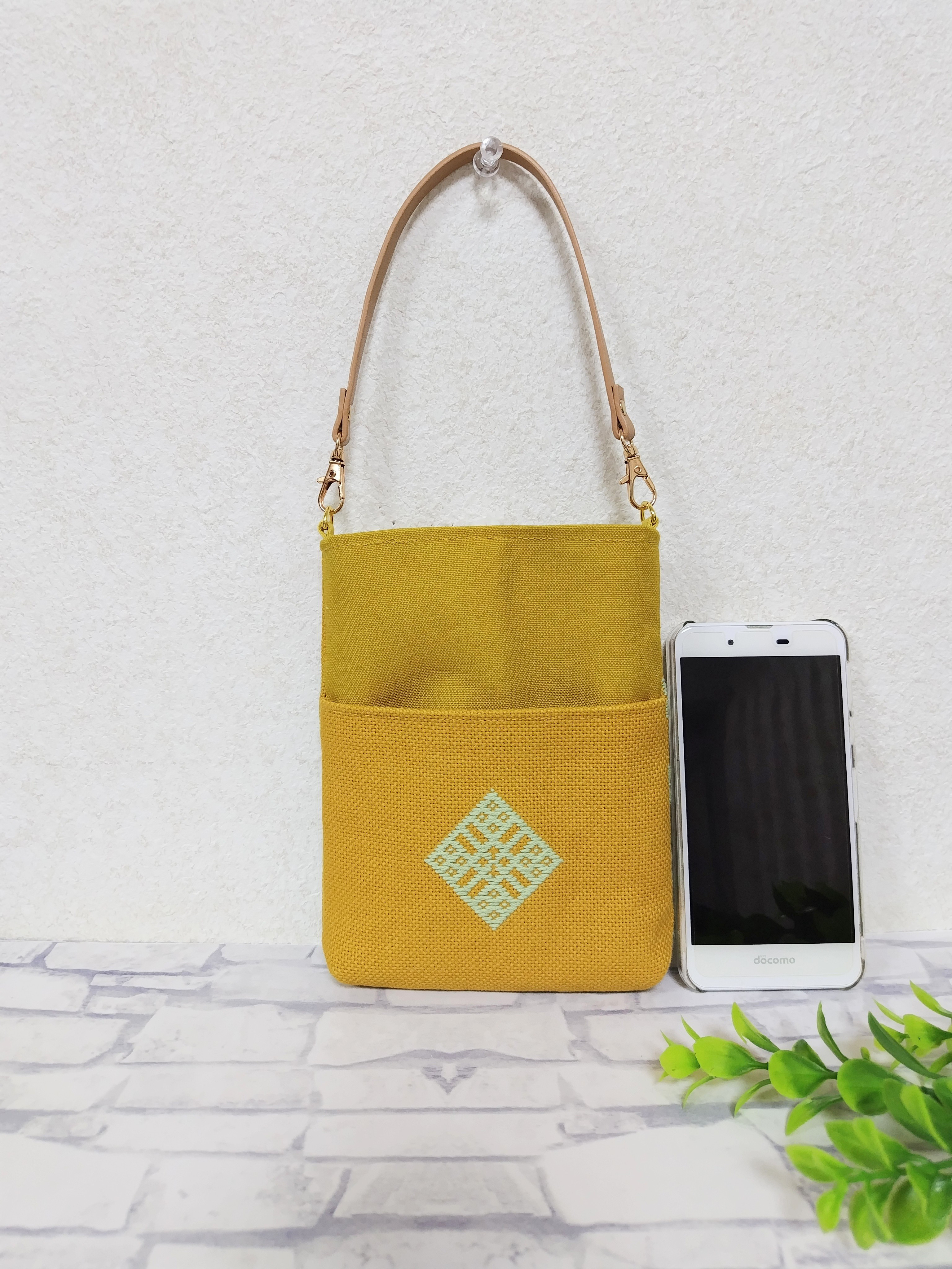 【受注制作】こぎん刺し　スマホホルダー　スマホショルダー　スマホポシェット　スマホポーチ　カラシ　和風