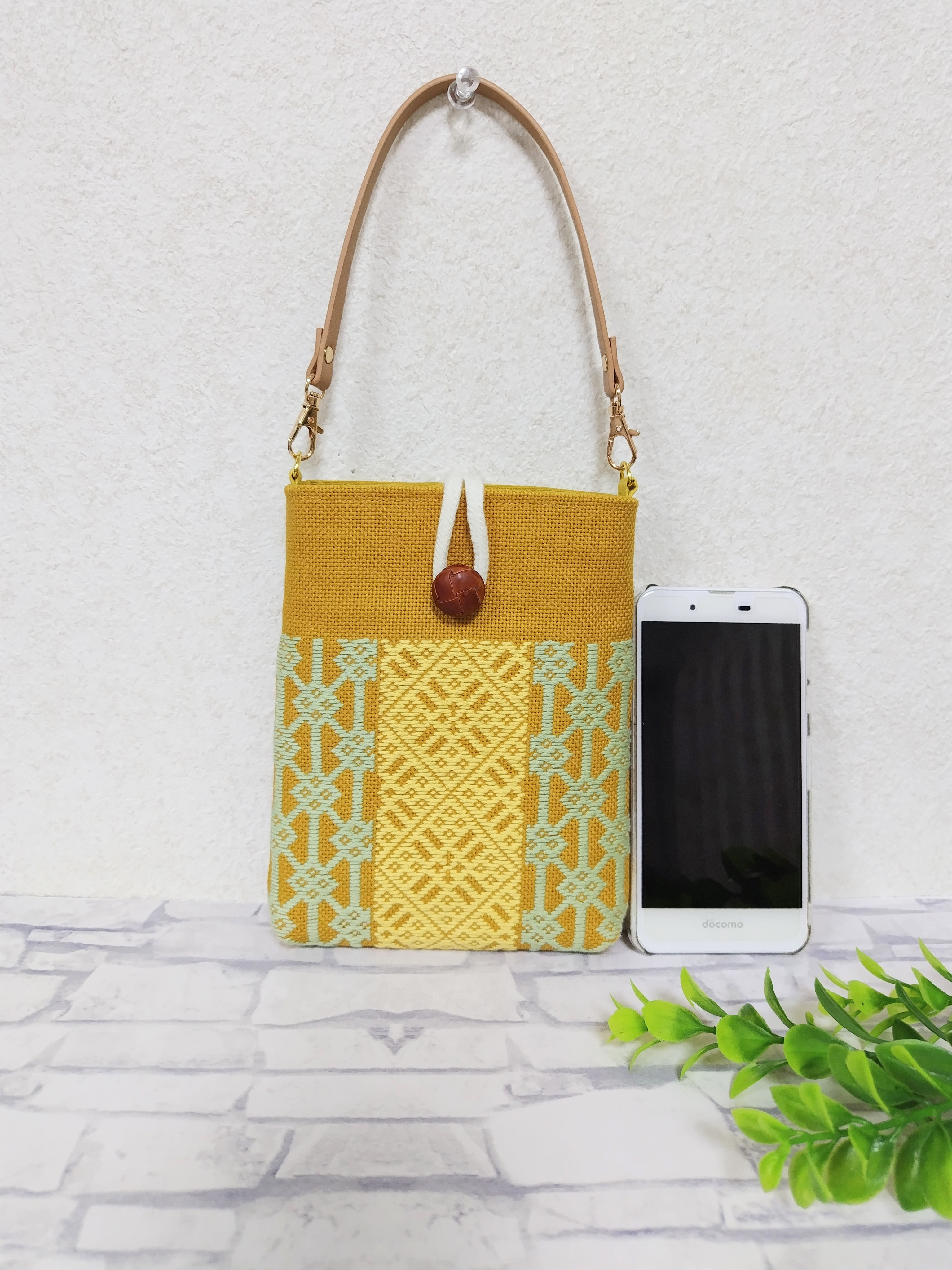 【受注制作】こぎん刺し　スマホホルダー　スマホショルダー　スマホポシェット　スマホポーチ　カラシ　和風