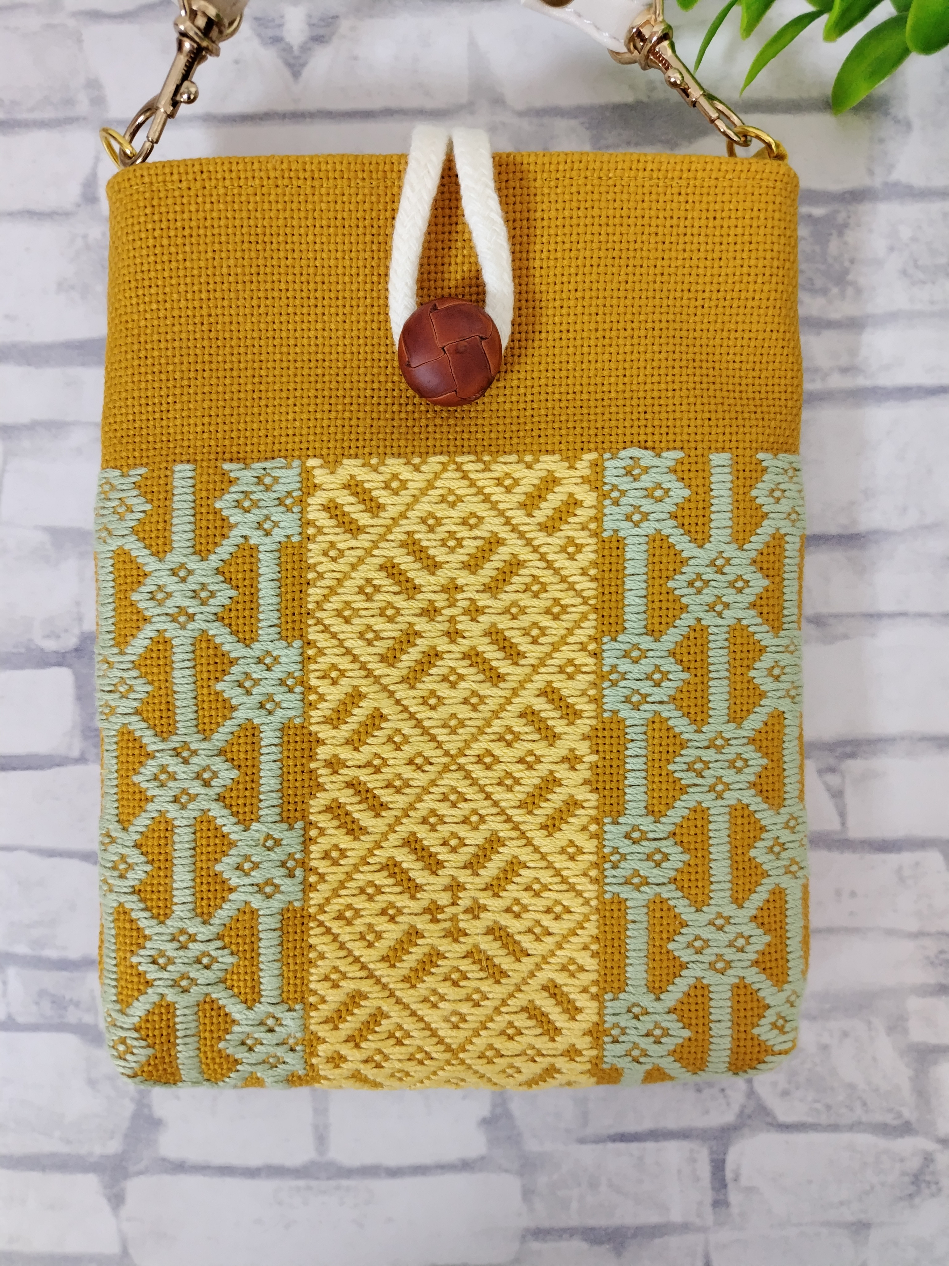 【受注制作】こぎん刺し　スマホホルダー　スマホショルダー　スマホポシェット　スマホポーチ　カラシ　和風