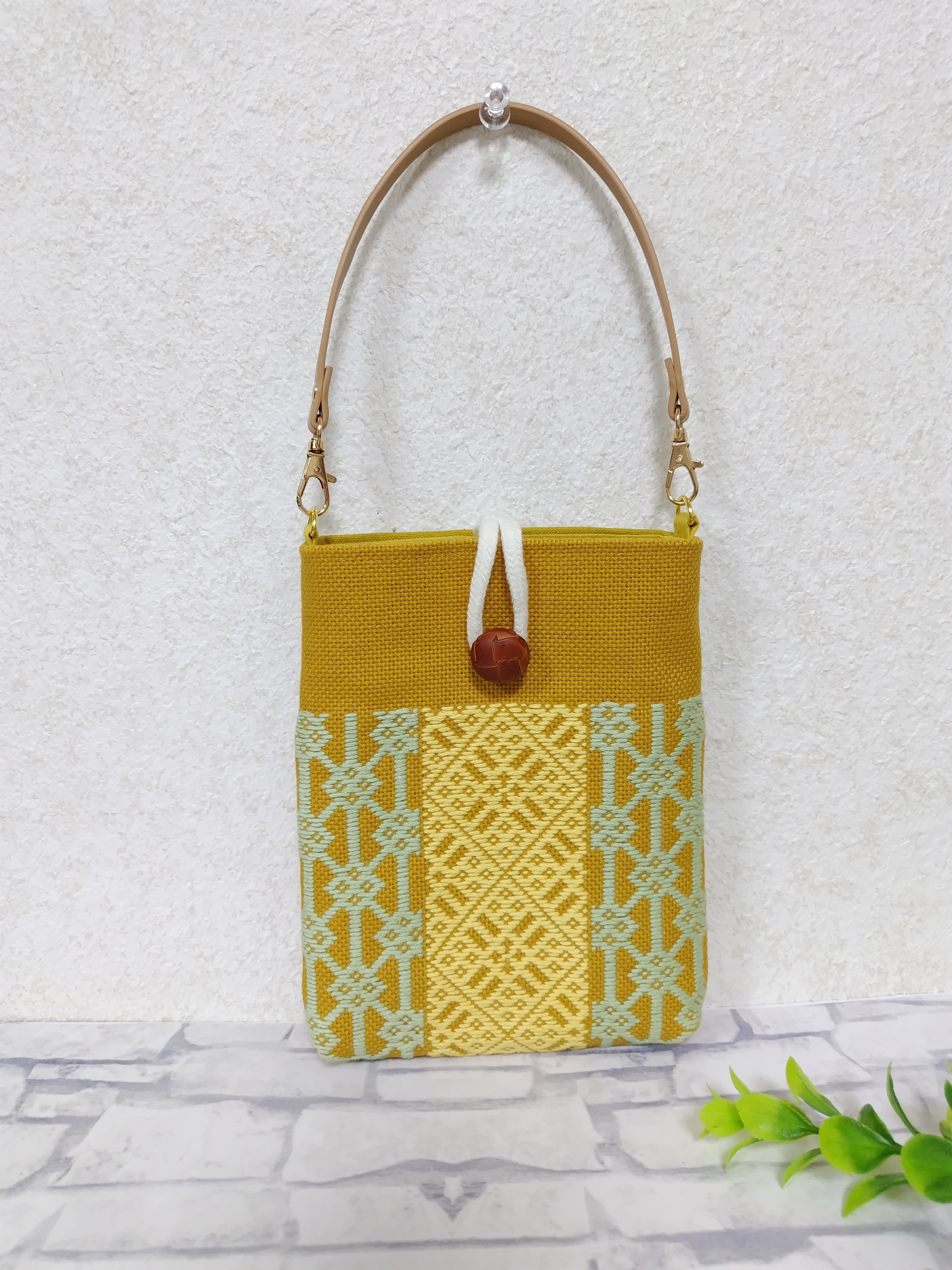 【受注制作】こぎん刺し　スマホホルダー　スマホショルダー　スマホポシェット　スマホポーチ　カラシ　和風