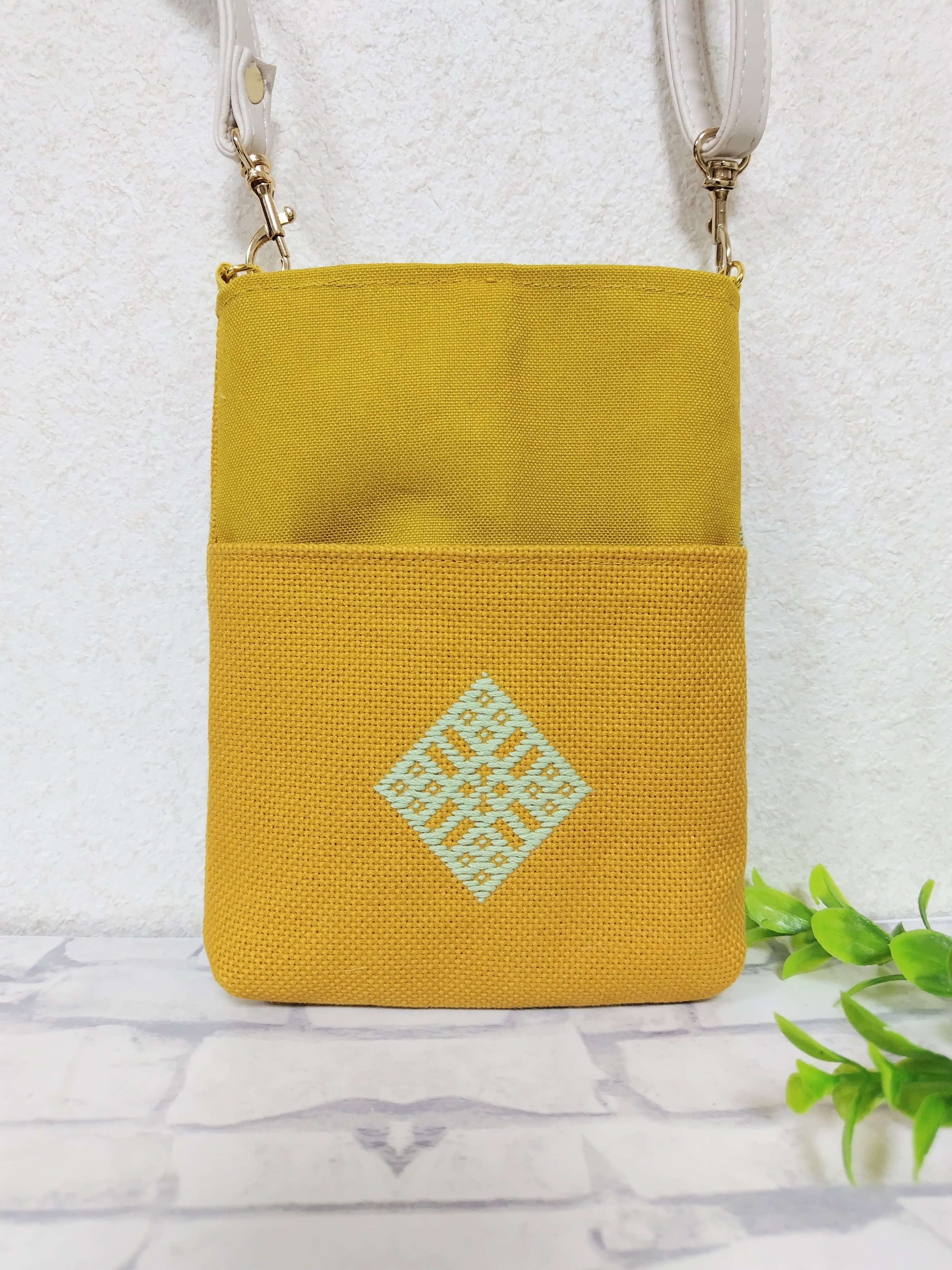 【受注制作】こぎん刺し　スマホホルダー　スマホショルダー　スマホポシェット　スマホポーチ　カラシ　和風