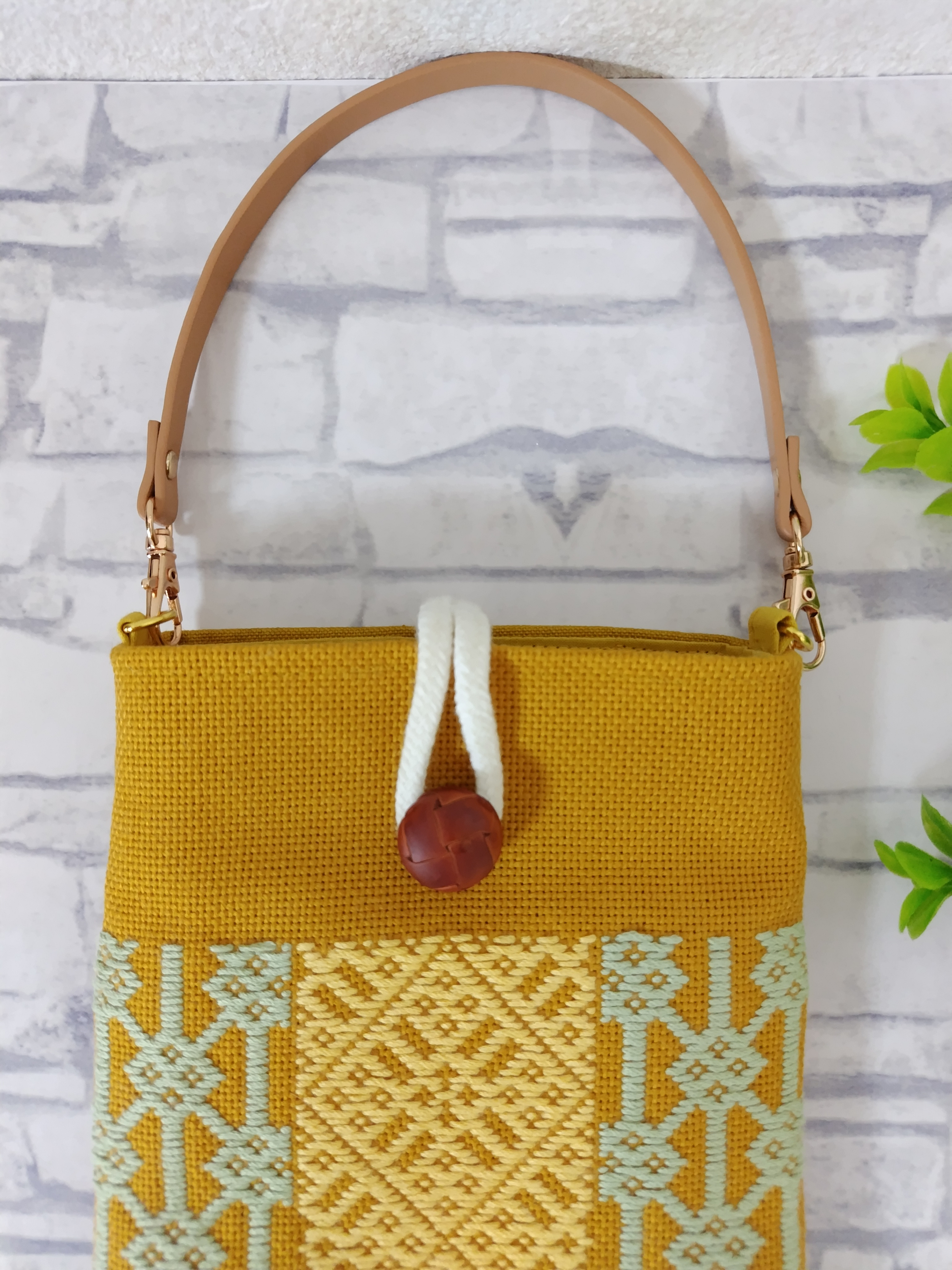 【受注制作】こぎん刺し　スマホホルダー　スマホショルダー　スマホポシェット　スマホポーチ　カラシ　和風