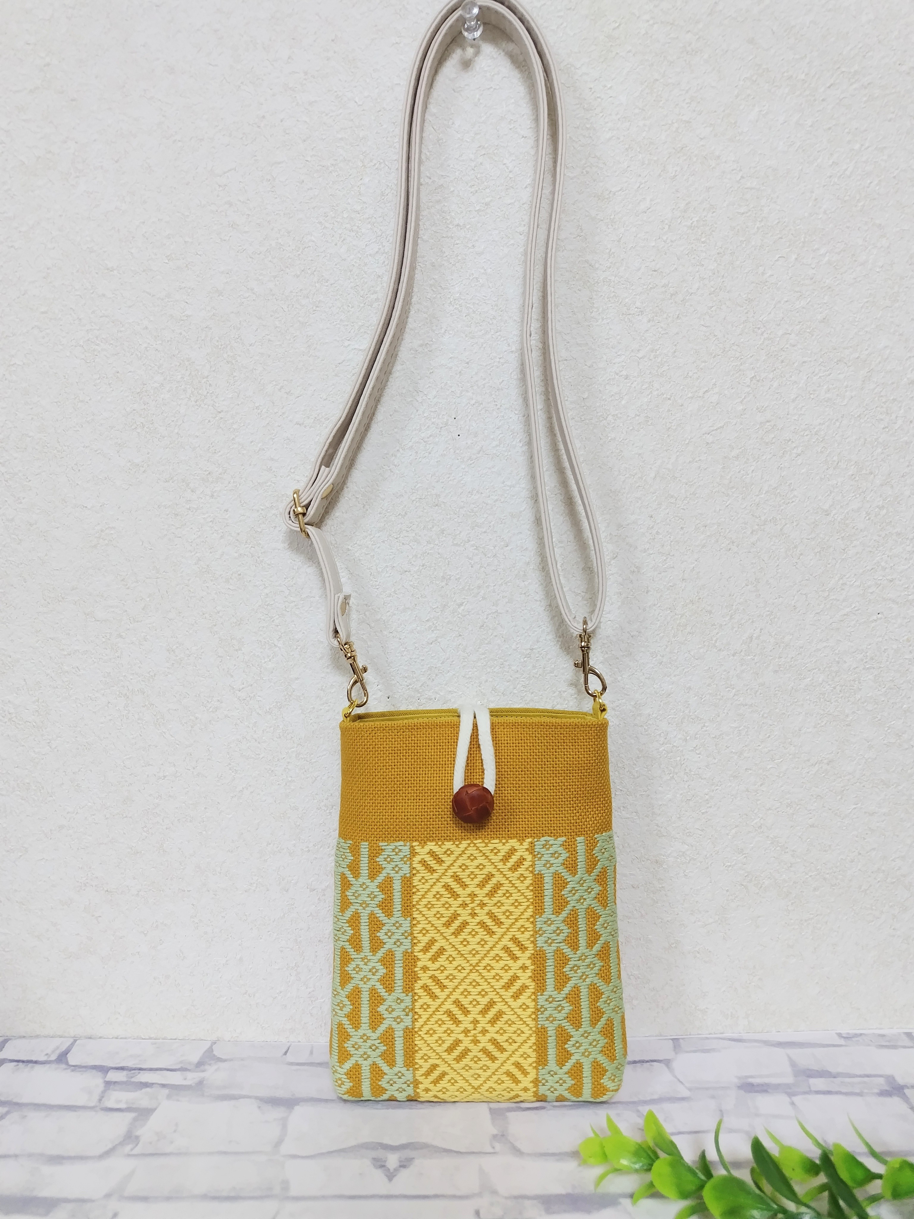 【受注制作】こぎん刺し　スマホホルダー　スマホショルダー　スマホポシェット　スマホポーチ　カラシ　和風