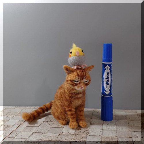 A猫　羊毛フェルトソファーでくつろいでる茶トラ猫【ハンドメイド 羊毛フェルト 羊毛フェルト 猫 茶トラ猫さん チャトラ ねこ ネコ 猫フィギュア 羊毛