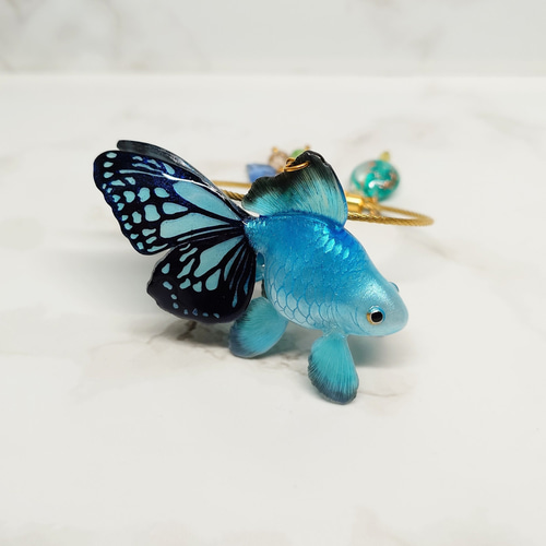 青い蝶の羽を持つ金魚のバッグチャーム 蝶尾 その他アクセサリー ひめ