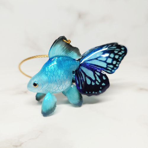 青い蝶の羽を持つ金魚のバッグチャーム 蝶尾 その他アクセサリー ひめ