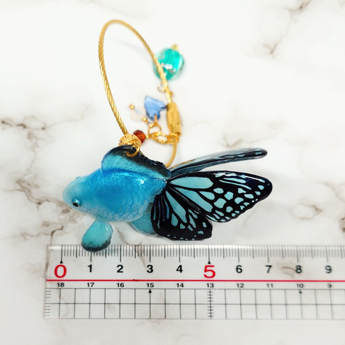 青い蝶の羽を持つ金魚のバッグチャーム 蝶尾 その他アクセサリー ひめ