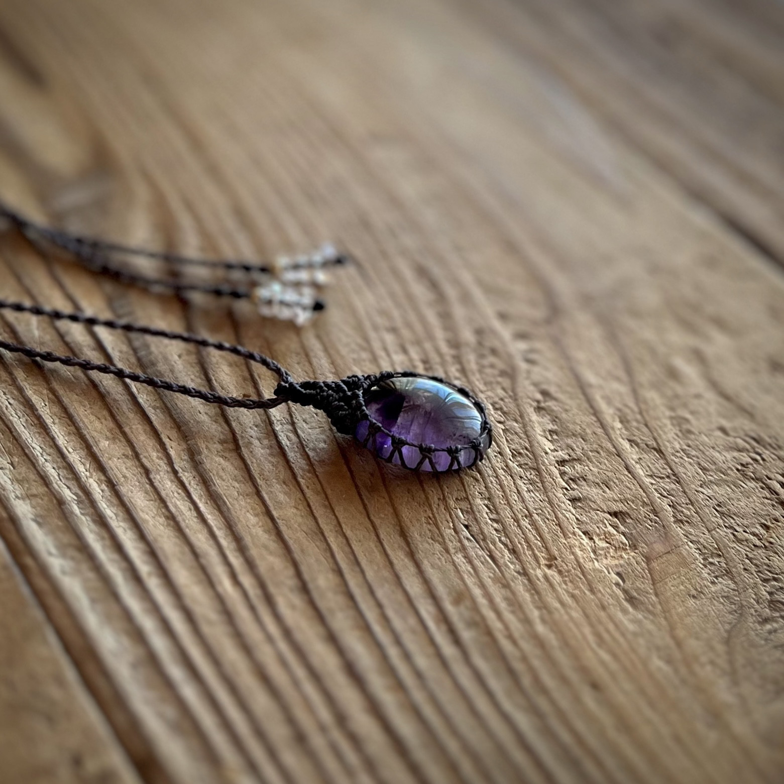 トラピッチェアメシストのマクラメネックレス