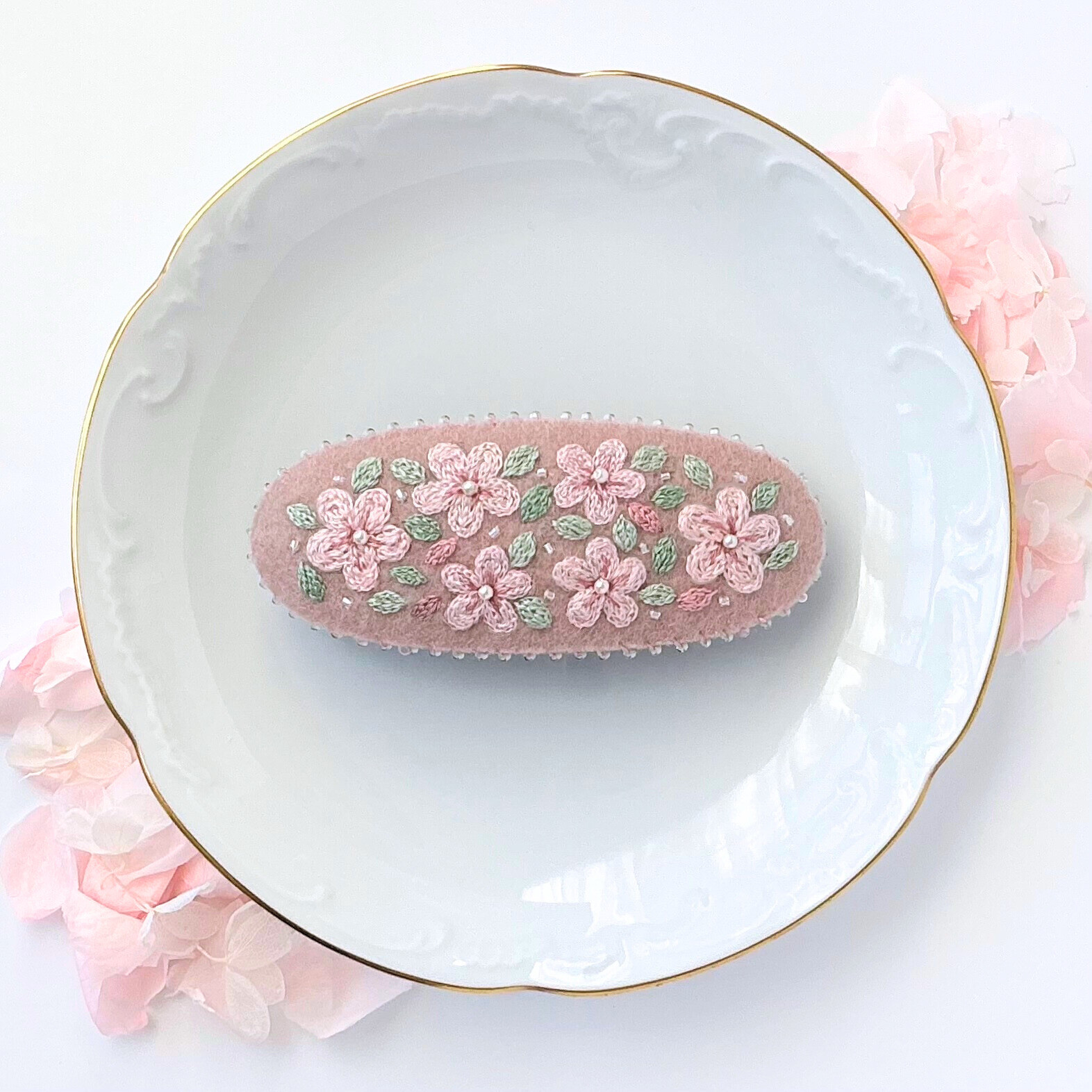 春風に舞う桜の刺繍バレッタ No.408
