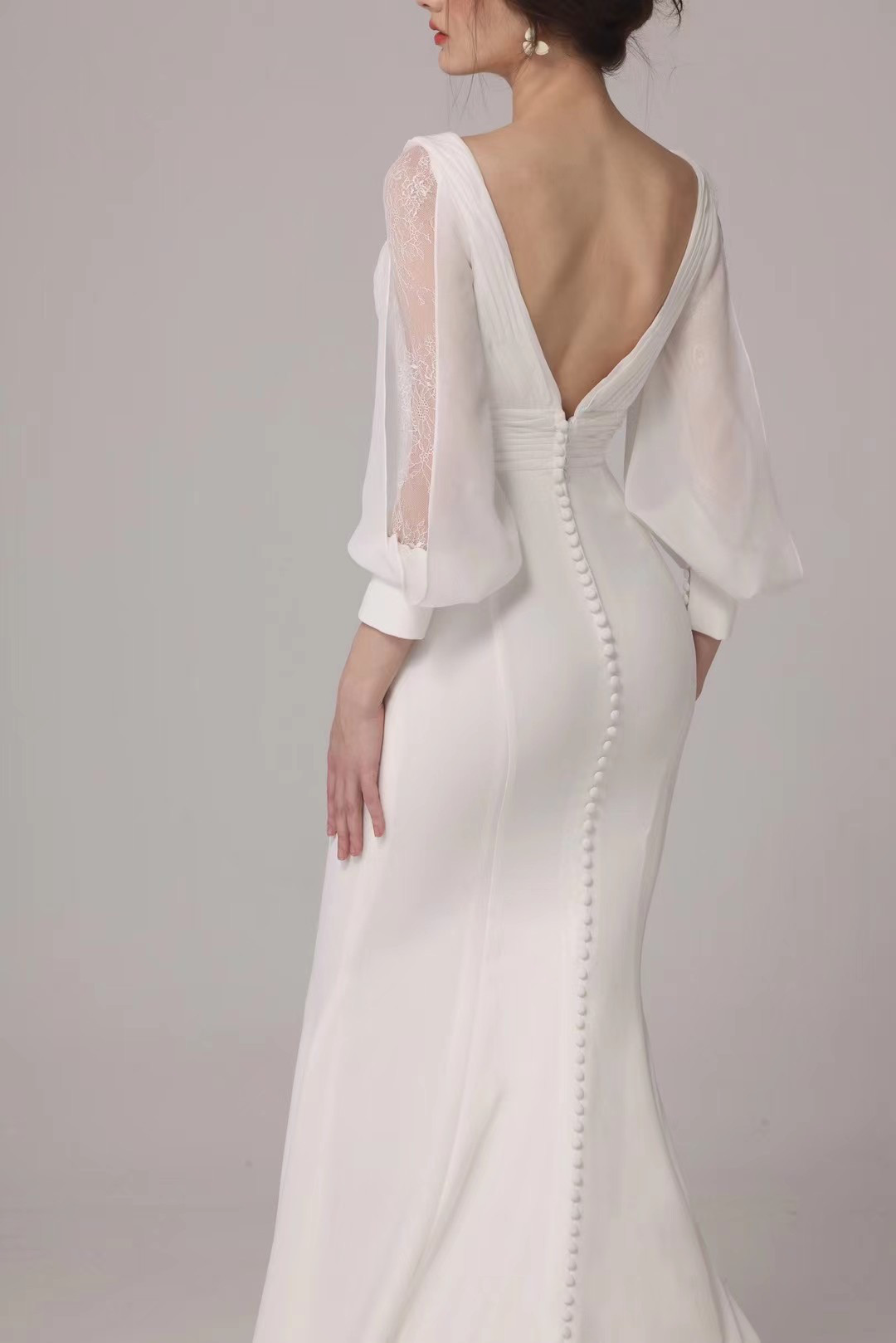 エレガントなドレス　マーメイドドレス　長袖　ボリューム　ホワイト優雅なシルエット　Ｖネック　セクシー　くるみボタン背中見