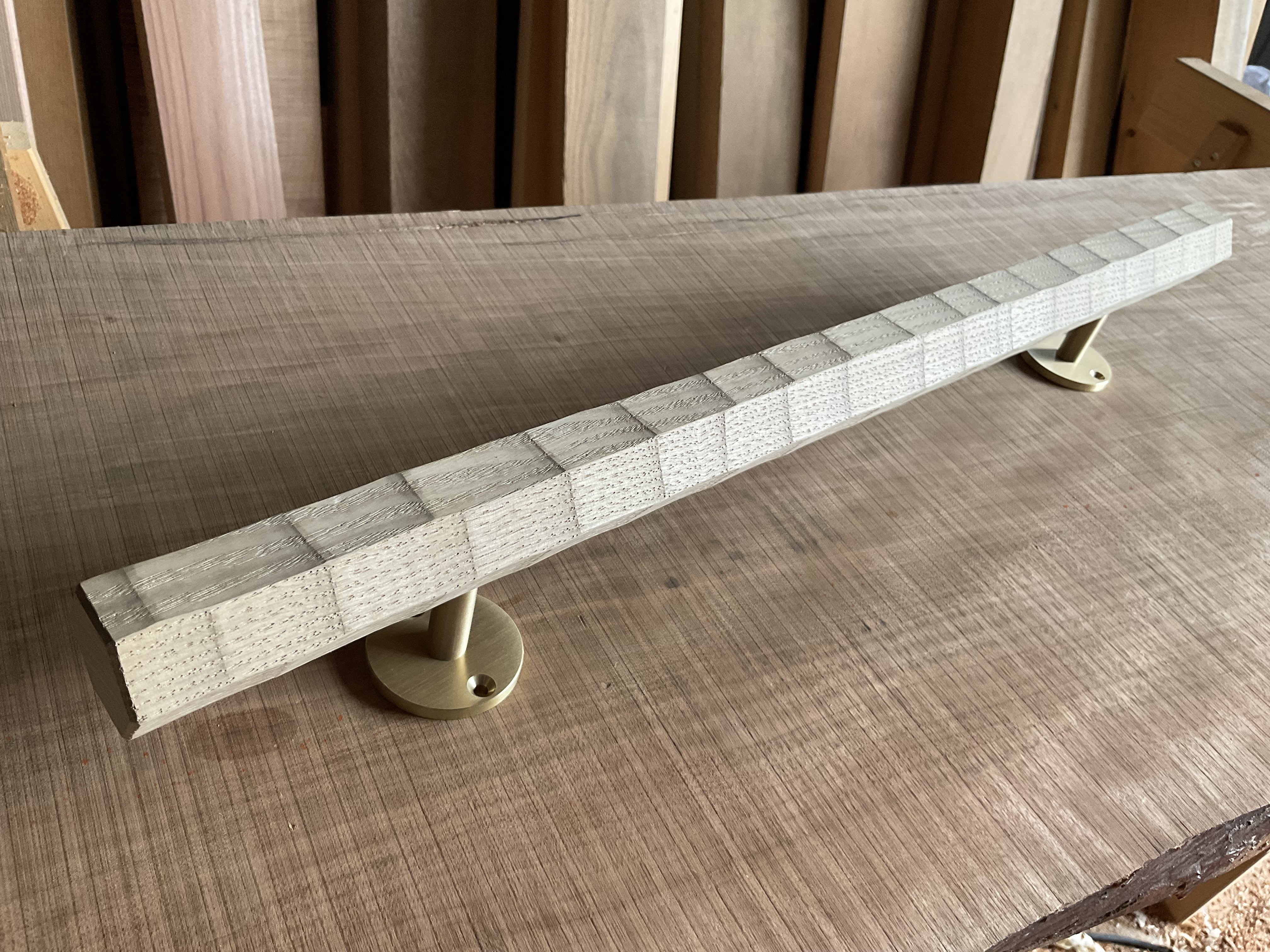 栗の木　六角形の手摺り　ちょうなはつり(名栗)仕上げ　真鍮金具付き　長さ60cm〜150cm