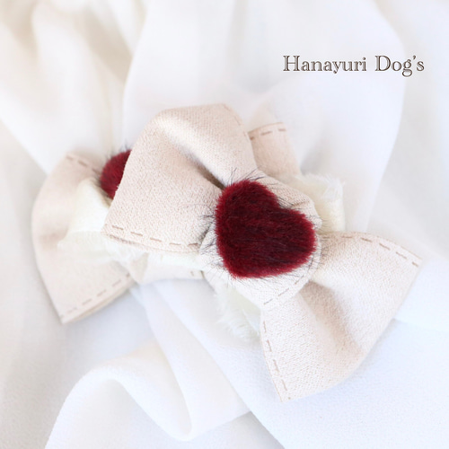 オフホワイトスエード ワインレッドハート バレンタイン 犬リボン