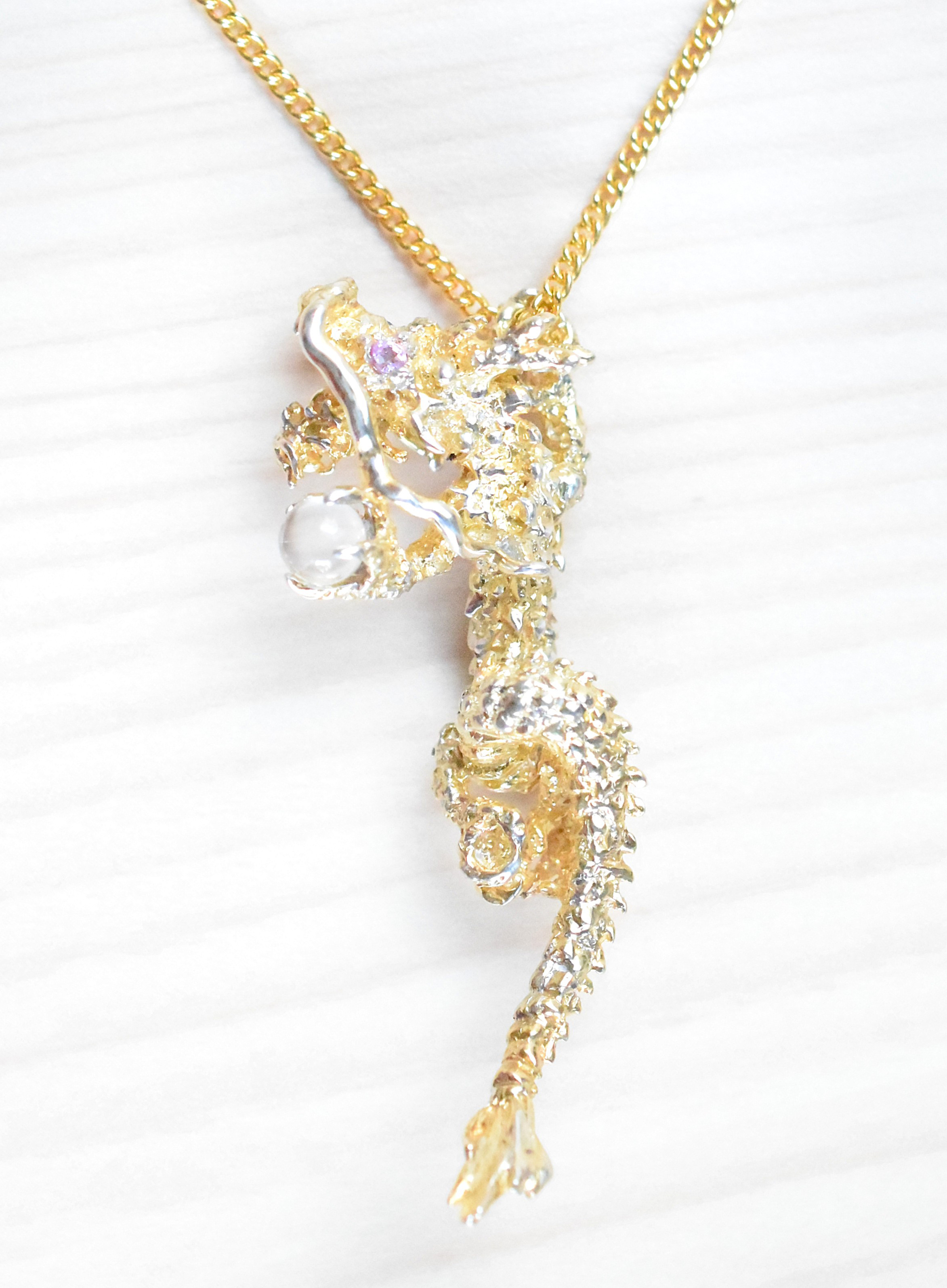 昇り龍（中）のペンダント（水晶入り）