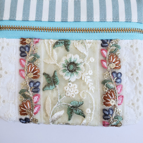 インド刺繍リボン飾り 白の刺繍レース生地のダブルファスナーミニ財布