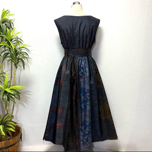 大島紬　ワンピースL　赤花　ノースリーブ　着物リメイク 大島紬花柄パッチワークワンピース 着物リメイク ノースリーブ