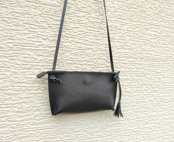 ちょっぴり個性的☆トラデバッグ（2way/ショルダー/クラッチ/イタリアンレザー/メンズ/レディース/タッセル）ブラック 7枚目の画像